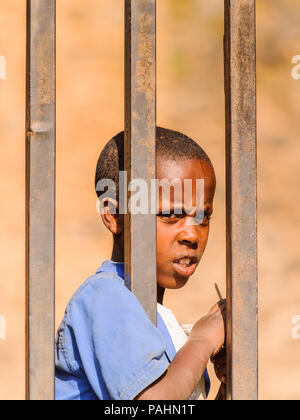 OMO, Etiopia - 21 settembre 2011: etiope non identificati . Persone in Etiopia soffrono di povertà a causa della situazione instabile Foto Stock