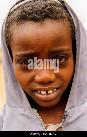 Valle dell'Omo, Etiopia - Sep 22, 2011: Non identificato ragazzo Etiope pone per la telecamera sorridente in Etiopia, Sep.22, 2011. Persone in Etiopia soffrono di pover Foto Stock