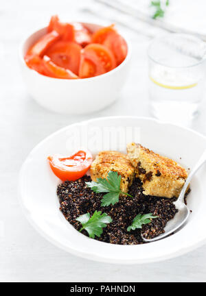 Oat prugne hamburger con quinoa nero su sfondo bianco. Un sano alimento equilibrato Foto Stock