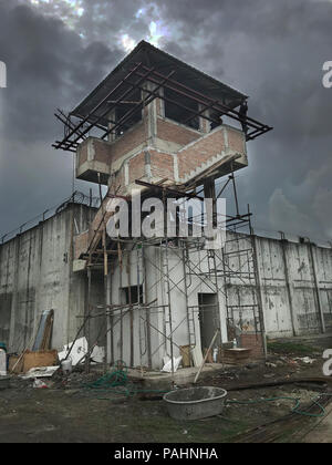 Sito in costruzione per costruire una torre di prigione su un giorno buio Foto Stock