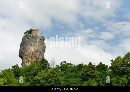 La Georgia, Katskhi pilastro. Uomo di monastero nei pressi del villaggio di Katskhi. La chiesa ortodossa e la cella di abate su di una scogliera rocciosa Foto Stock