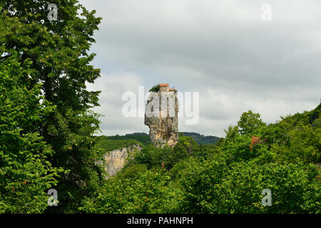 La Georgia, Katskhi pilastro. Uomo di monastero nei pressi del villaggio di Katskhi. La chiesa ortodossa e la cella di abate su di una scogliera rocciosa Foto Stock