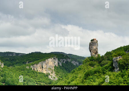 La Georgia, Katskhi pilastro. Uomo di monastero nei pressi del villaggio di Katskhi. La chiesa ortodossa e la cella di abate su di una scogliera rocciosa Foto Stock