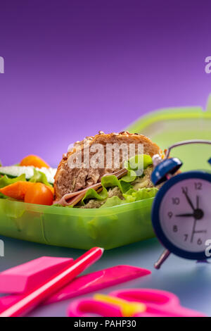 Il pranzo di scatole con una colazione fresca. La prima colazione a scuola il concetto di tempo. Foto Stock