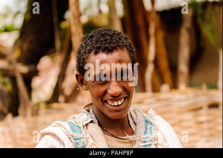 LALIBELA, Etiopia - Settembre 27, 2011: etiope non identificato uomo religioso. Persone in Etiopia soffrono di povertà a causa della situazione instabile Foto Stock