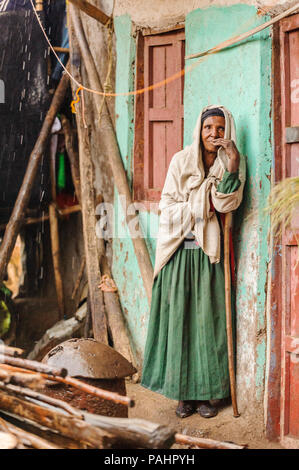 LALIBELA, Etiopia - Settembre 27, 2011: Non identificato womanat etiope il portico. Persone in Etiopia soffrono di povertà a causa della situazione instabile. Foto Stock