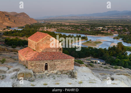 Uplisciche - antica città di roccia in Georgia orientale, circa 10 km a est della città di Gori, Shida Kartli Regione, Georgia. Tempio con Ceilin a cassettoni Foto Stock