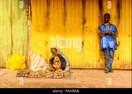 OMO, Etiopia - 21 settembre 2011: Unidentified donna etiope vende patate. Persone in Etiopia soffrono di povertà a causa della situazione instabile Foto Stock