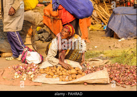 OMO, Etiopia - 21 settembre 2011: Unidentified donna etiope vende patate. Persone in Etiopia soffrono di povertà a causa della situazione instabile Foto Stock