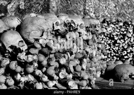 Teschi presso il Cimitero delle Fontanelle", Napoli Distretto Sanitario Foto Stock