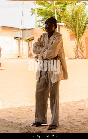 A Lomé, Togo - Mar 9, 2013: Non identificato uomo Togolese rimane all'esterno. Popolo del Togo soffrono di povertà a causa delle condizioni economiche instabili. Foto Stock