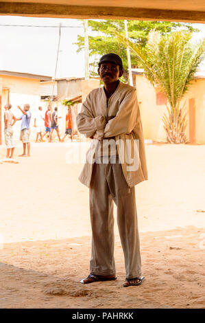 A Lomé, Togo - Mar 9, 2013: Non identificato uomo Togolese rimane all'esterno. Popolo del Togo soffrono di povertà a causa delle condizioni economiche instabili. Foto Stock