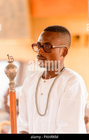 A Lomé, Togo - Mar 9, 2013: Non identificato uomo togolesi che indossano occhiali. Popolo del Togo soffrono di povertà a causa delle condizioni economiche instabili. Foto Stock