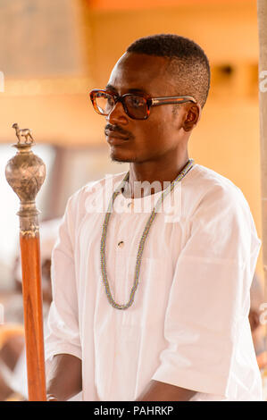 A Lomé, Togo - Mar 9, 2013: Non identificato uomo togolesi che indossano occhiali. Popolo del Togo soffrono di povertà a causa delle condizioni economiche instabili. Foto Stock