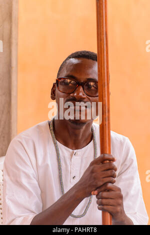 A Lomé, Togo - Mar 9, 2013: Non identificato uomo togolesi che indossano occhiali. Popolo del Togo soffrono di povertà a causa delle condizioni economiche instabili. Foto Stock