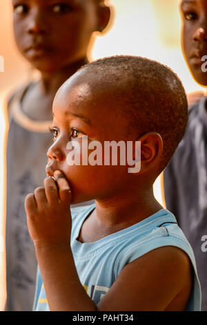 A Lomé, Togo - Mar 9, 2013: Non identificato ragazzo Togolese pensa a qualcosa. Popolo del Togo soffrono di povertà a causa delle condizioni economiche instabili. Foto Stock