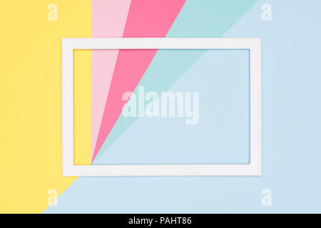 Geometria astratta laici piatto blu pastello, rosa e giallo di Grana carta minimalismo sfondo. Minimo di forme geometriche e linee modello con vuoto pi Foto Stock