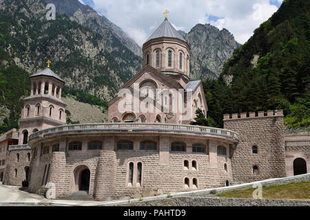 Arcangelo Monastero Complesso situato nella Gorge Dariali, in prossimità del valico di frontiera con la Russia Foto Stock