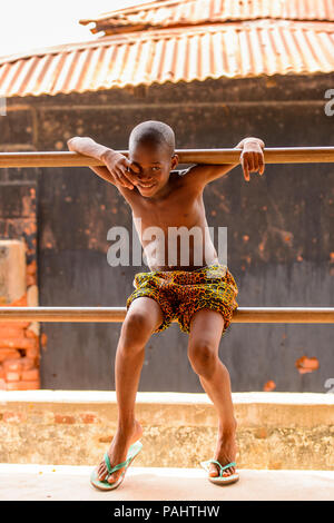 KARA, TOGO - Mar 9, 2013: Non identificato ragazzo Togolese ritratto. Persone in Togo soffrono di povertà a causa della instabile situazione econimic Foto Stock