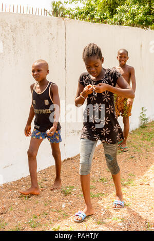 KARA, TOGO - Mar 9, 2013: Non identificato ragazza Togolese ritratto. Persone in Togo soffrono di povertà a causa della instabile situazione econimic Foto Stock