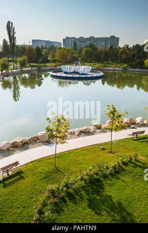 Vista aerea del Drumul Taberei Park, noto anche come Parco Moghioros, a Bucarest in Romania, in una soleggiata giornata autunnale. La Fontana sul lago e vicoli vuoti Foto Stock