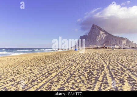 Vista della rocca di Gibilterra dalla spiaggia di La Linea de la Concepción Foto Stock