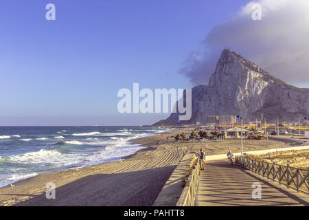 Vista della rocca di Gibilterra dalla spiaggia di La Linea de la Concepción Foto Stock