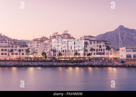 Il Porto di Puerto Banus, Andalusia in una calda serata estiva. Foto Stock