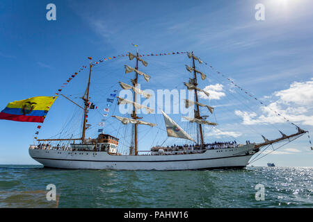 Equadorian tre master tall ship Il Guayas vela al di fuori della baia di Dublino accompagnata dalla nervatura Foto Stock