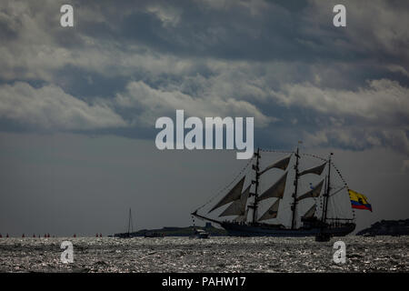 Silhouette di Equadorian tre master tall ship Il Guayas vela al di fuori della baia di Dublino Foto Stock