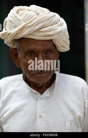 Il villaggio di Rajasthani uomo in abito tradizionale Foto Stock