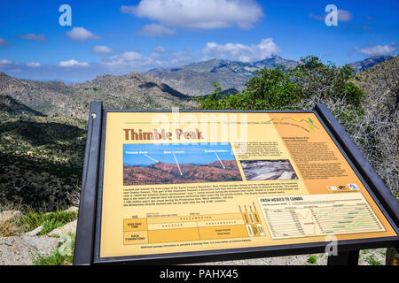 Un ben fatto vista illustrata in segno di ditale picco, situato nella gamma delle montagne Santa Catalina, nella Foresta Nazionale di Coronado, Tucson, AZ Foto Stock