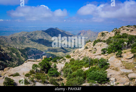 Una vista in lontananza Mt. Autostrada di limone al di sotto di una bellissima vista verso la città di Tucson da Mt. Lemmon in Coronado National Park, Arizona, Stati Uniti d'America Foto Stock