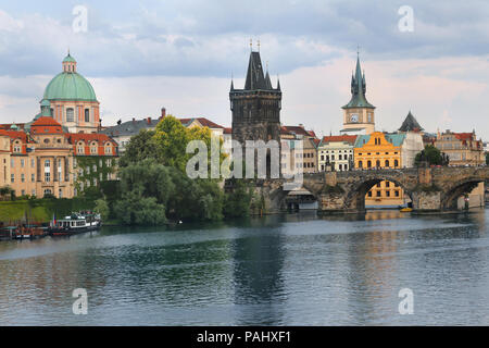 Praga, Repubblica Ceca - Giu 10, 2018 - Vista del famoso Ponte Carlo (Karluv most) attraverso il fiume Moldava a Praga, Repubblica Ceca Foto Stock