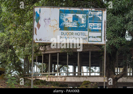 Un segno si erge al di fuori degli abbandonati Ducor Hotel pubblicità le sue funzioni, una volta che i più importanti alberghi a Monrovia, Liberia. Foto Stock