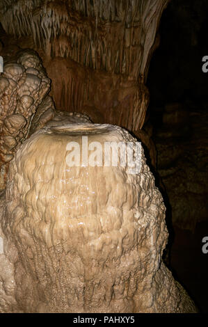 Stalagmite geologia formazione formato fungo cavern gocciolamento di acqua Foto Stock