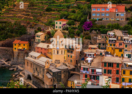 Guardando fuori verso Vernazza, uno dei paesi delle Cinque Terre lungo la costa italiana Foto Stock