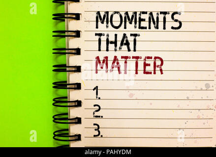 Parola di scrittura di testo momenti che importa. Il concetto di business per positivo significativo felice memorabile tempi importanti scritti nero e rosso testo e numero Foto Stock