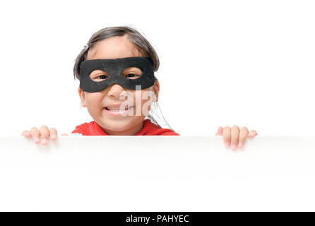 Il supereroe ragazza sorridente sul banner bianco bordo isolato su sfondo bianco con copia spazio per il testo di input Foto Stock