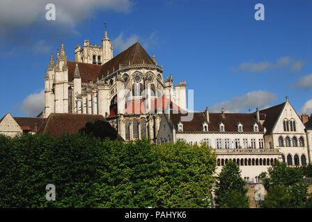 La storica cattedrale cattolica di Saint Etienne con i suoi famosi grandi vetrate e xi secolo cripta. Foto Stock