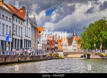 Bruges, Belgio. Scenic vista città di Brugge canal Spiegelrei con belle case medievali e riflessioni, Fiandre Foto Stock