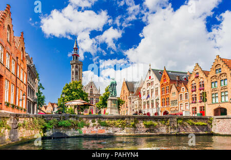 Bruges, Belgio. Scenic vista città di Brugge canal Spiegelrei con belle case medievali e riflessioni, Fiandre Foto Stock