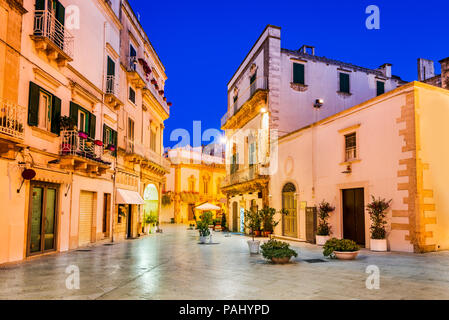 Martina Franca, Puglia in Italia. Piazza Plebiscito e la Basilica di San Martino al crepuscolo. La Puglia, regione di Bari in Italia. Foto Stock