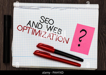 Parola di testo scrittura SEO e web ottimizzazione. Il concetto di business per motore di ricerca Keywording Strategie di Marketing penna a colori sul blocco note scritte con la ricerca Foto Stock
