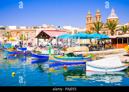 Malta. Eyed tradizionali barche colorate Luzzu nel porto del villaggio di pescatori di Marsaxlokk, Mare Mediterraneo. Foto Stock