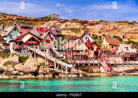 Malta, Il-Mellieha. Vista del famoso villaggio di Mellieha Bay e in una giornata di sole Foto Stock