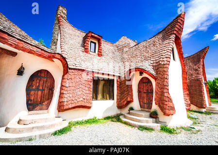 La Valle delle Fate (Castelul de Lut, Valea Zanelor), Hobbit della Transilvania castello costruito di argilla e sabbia in Romania, Transilvania, Porumbacu de Foto Stock