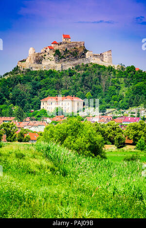 Rupea, rovine della fortezza medievale dalla Transilvania nella contea di Brasov, Romania. Foto Stock