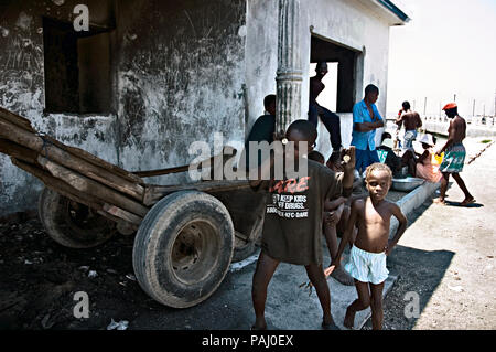 Kids appendere fuori al porto principale di Cite Soleil principalmente gestito da bande. Ogni pista ha un distretto o territorio. Foto Stock