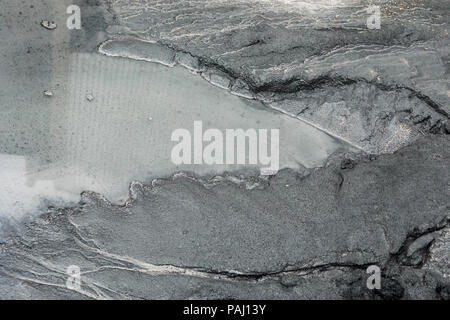 Fly ash modello durante la pioggia e il flusso di acqua Foto Stock